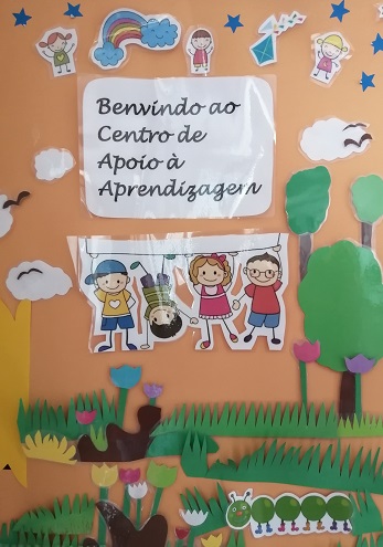 O Centro de Apoio à Aprendizagem – C.A.A. na EB1 Cruz da Picada, constitui um espaço de muito interesse para todos os alunos. Onde todos se sentem muito bem-vindos! Acolhe todos e cada um em particular.