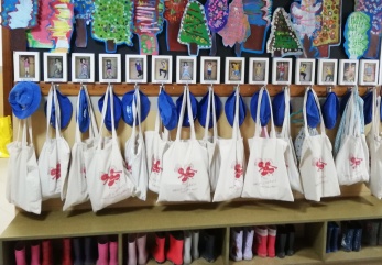 A sessão DESPLASTIFICA-TE foi realizada em articulação com a DECO, para as turmas de 6.º e 8.º anos.  No pré-escolar substituíram tudo o que era plástico (por exemplo as mochilas e lancheiras) por saquinhos de pano.